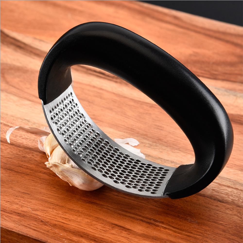 Anual Stainless Steel kitchen Garlic Press Manual Garlic Mincer Chopping Garlic Tools Curve Fruit Vegetable Tools Kitchen Gadgets Garlic Press Rocker Stainsteel Garlic Crusher Black Peeler And Metal Scraper